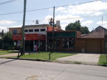 CASA EN ESQUINA DE DOS DORMITORIOS MÁS DOS LOCALES COMERCIALES