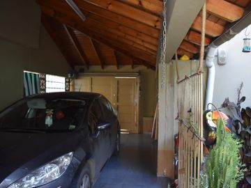 CASA EN ESQUINA DE DOS DORMITORIOS MÁS DOS LOCALES COMERCIALES