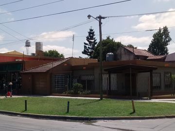 CASA EN ESQUINA DE DOS DORMITORIOS MÁS DOS LOCALES COMERCIALES