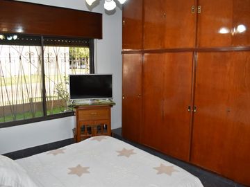 CASA EN ESQUINA DE DOS DORMITORIOS MÁS DOS LOCALES COMERCIALES