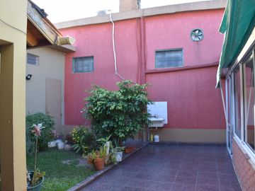 CASA EN ESQUINA DE DOS DORMITORIOS MÁS DOS LOCALES COMERCIALES