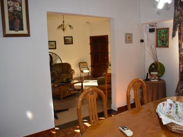 CASA EN ESQUINA DE DOS DORMITORIOS MÁS DOS LOCALES COMERCIALES