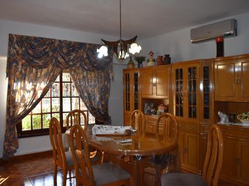 CASA EN ESQUINA DE DOS DORMITORIOS MÁS DOS LOCALES COMERCIALES