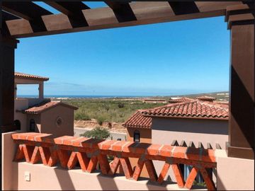 Penthouse en campo de golf, casa club y acceso al mar, en venta Cabo San Lucas.