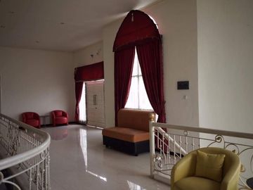 Rumah Super Mewah 3 Lantai Rungkut Asri Semi Furnished