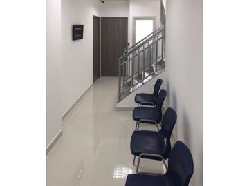 Se Vende Local Comercial con Mezzanine, rea Oeste