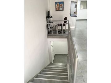 Se Vende Local Comercial con Mezzanine, rea Oeste