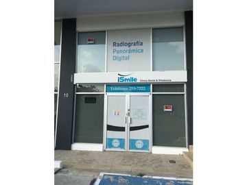 Se Vende Local Comercial con Mezzanine, rea Oeste