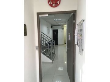 Se Vende Local Comercial con Mezzanine, rea Oeste