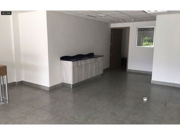 Se Vende Local Comercial con Mezzanine, rea Oeste