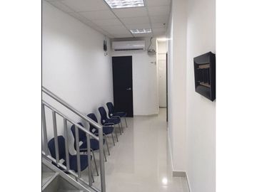 Se Vende Local Comercial con Mezzanine, rea Oeste