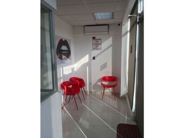 Se Vende Local Comercial con Mezzanine, rea Oeste