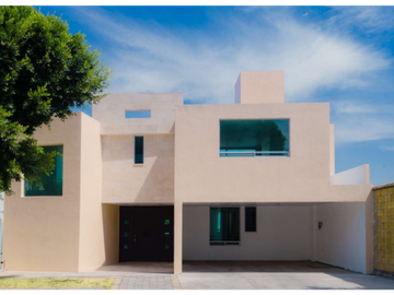 Casa En Venta En Zona Calera Con Amplias reas Verdes