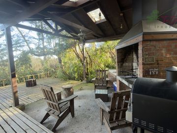 Casa en parcela venta 4D/4B piscina en Rio Plata - Pucón