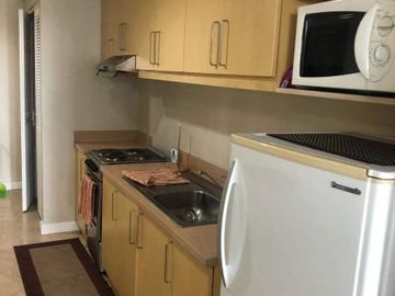 Condominium 1 Bedroom: 1BR Condo For Sale in Manansala Tower Rockwell Makati City