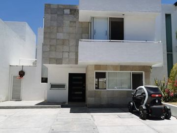 Se Vende Casa en Cumbres del Lago, 3 Recamaras, 3.5 Baños, Estudio, Jardín, LUJO
