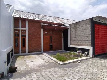 Rumah Modern Dinding Bata Ekspose 200 Jutaan dekat Pabrik SGM Klaten