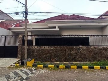 Rumah Sutorejo Carport 1, Garasi 1, Row 2 mobil