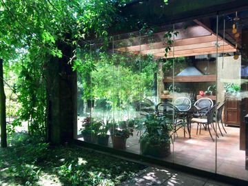 Espectacular terreno urbano con casa en pleno centro