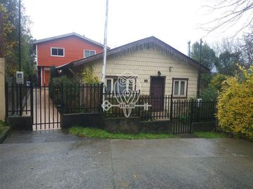 Oportunidad buen terreno 2 casas en centro Puerto Varas