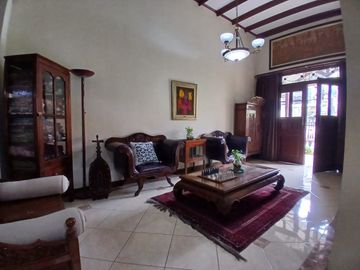 RUMAH  BAGUS  & RUANG USAHA DI TANAH KUSIR, JAKARTA SELATAN