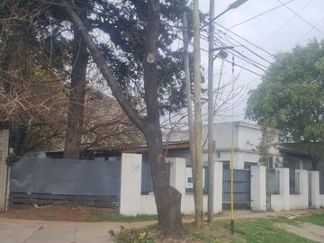 Casa Americana sobre lote en Esquina. Partido de Moreno
