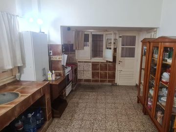 Casa Americana sobre lote en Esquina. Partido de Moreno