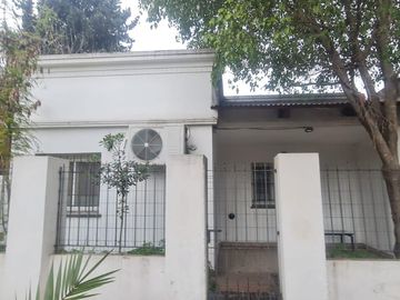 Casa Americana sobre lote en Esquina. Partido de Moreno