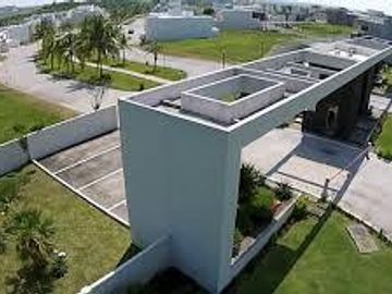 CASA EN VENTA CON ALBERCA REC. EN P.B. FRACC. LOMAS DIAMANTE RIVIERA VERACRUZANA