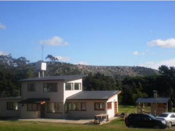 MODERNO CHALET SOBRE 4162 METROS DE LOTE. POSIBILIDAD DE 1 LOTE MAS.