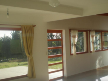MODERNO CHALET SOBRE 4162 METROS DE LOTE. POSIBILIDAD DE 1 LOTE MAS.