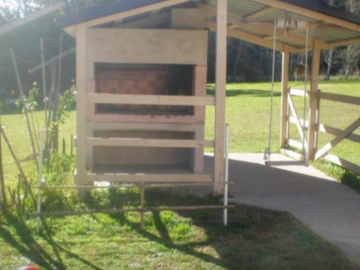 MODERNO CHALET SOBRE 4162 METROS DE LOTE. POSIBILIDAD DE 1 LOTE MAS.