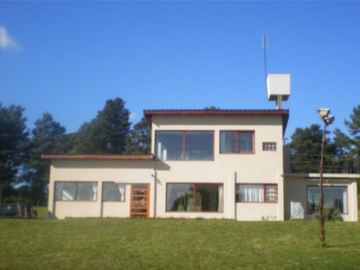 MODERNO CHALET SOBRE 4162 METROS DE LOTE. POSIBILIDAD DE 1 LOTE MAS.