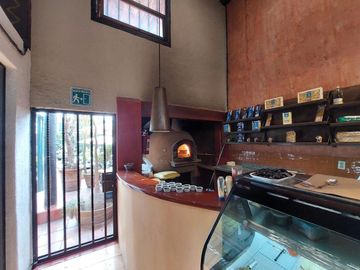 Divino restaurante operando con todos los permisos en venta