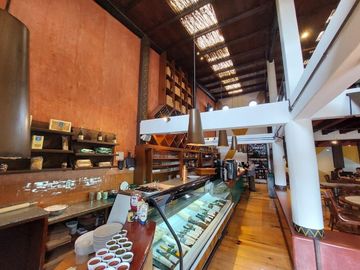 Divino restaurante operando con todos los permisos en venta