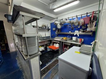 Divino restaurante operando con todos los permisos en venta