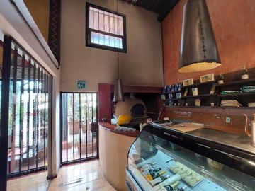 Divino restaurante operando con todos los permisos en venta