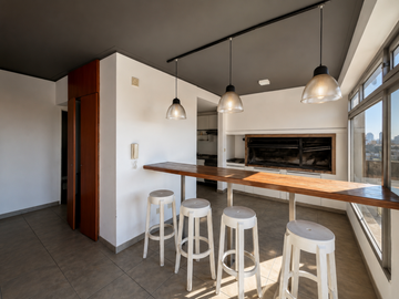ALMAGRO. Av. CORRIENTES al 3100. Gran Ambiente en Edificio con Full Amenities