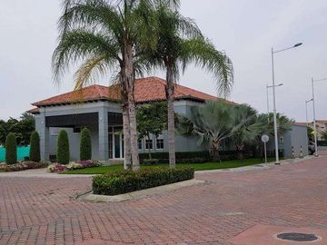 venta de Casa con buenos acabados  en Urb. Casa laguna a 5 minutos del Riocentro  Dorado
