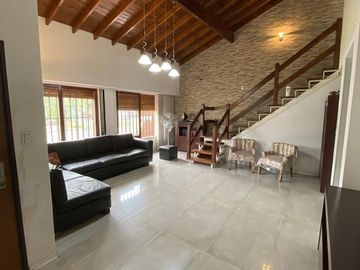 Venta casa 4 ambientes en Lomas del Mirador