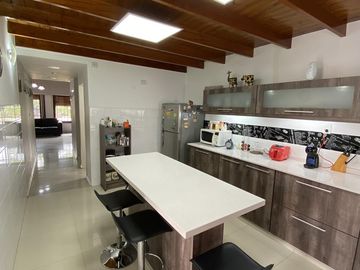 Venta casa 4 ambientes en Lomas del Mirador