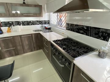 Venta casa 4 ambientes en Lomas del Mirador