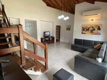 Venta casa 4 ambientes en Lomas del Mirador