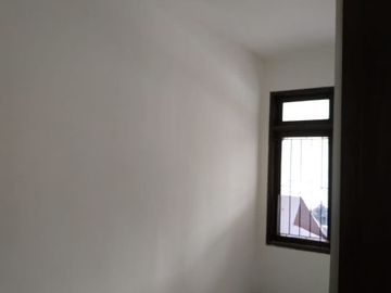 Disewakan Rumah 1,5 Lantai Lokasi Di Jl. Manyar Rejo