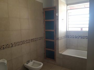 SE VENDE PISO COMPLETO EN ZONA CENTRO