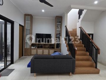 Rumah Tidak Nempel Tetangga di Kencana Loka BSD City