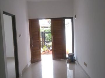 Rumah baru 2 lantai siap huni lokasi super strategis di rawamangun
