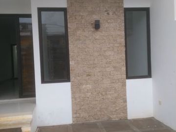 Rumah baru 2 lantai siap huni lokasi super strategis di rawamangun
