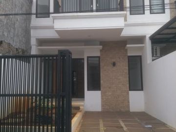 Rumah baru 2 lantai siap huni lokasi super strategis di rawamangun