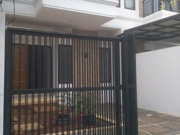 Rumah baru 2 lantai siap huni lokasi super strategis di rawamangun
